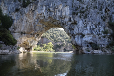 Gisteren een foto ingestuurd met de volgende text "Vorige maand een aantal dagen in de Ardche doorgebracht, een van de attracties is Pont d'Arc. Deze natuurlijke brug is ongeveer 59 meter lang en 34 meter hoog." De kajak geeft een betere indruk hoe hoog de "brug" eigenlijk is.