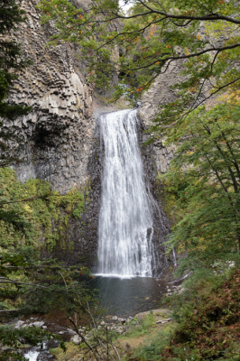 Een bekende plaats in de Ardche is de waterval "Cascade du Ray-Pic" (1000m hoogte). Tussen de basaltrotsen (naar men zegt van 35000 jaar oud) stort het water hier zo'n 30 meter naar beneden. Helaas heb je hier geen referentie v.w.b. de hoogte. De attractie is een tijdje gesloten geweest na een vallend rotsblok in 2009. 
Als je ervoor staat dan is dit een imposante vertoning.