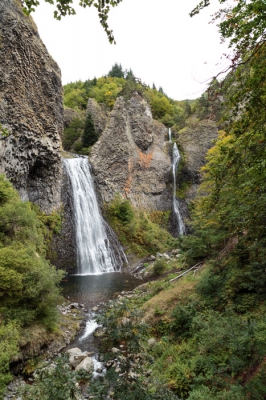 Gisteren heb een foto geupload met de volgende beschrijving: "Een bekende plaats in de Ardche is de waterval "Cascade du Ray-Pic" (1000m hoogte). Tussen de basaltrotsen (naar men zegt van 35000 jaar oud) stort het water hier zo'n 30 meter naar beneden." Naast de grote waterval is er nog een tweede (rechts), een kleinere, maar valt trapsgewijs van een grotere hoogte, volgens de brochure van zo'n 60 meter.
De orintatie recht/scheef is gebaseerd op stukje "vrijeval" van de kleine waterval.