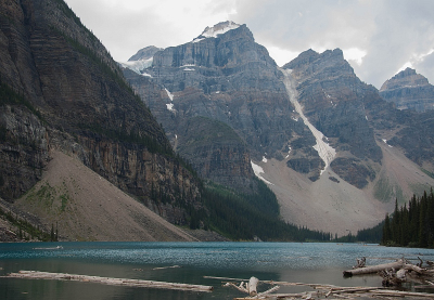 Nog zo'n indrukwekkend groot meer in de Rocky Mountains. Achterin zie je ook kano's. Minder prominent in beeld en daardoor is de grootte van het meer m.i. ook minder goed te zien.