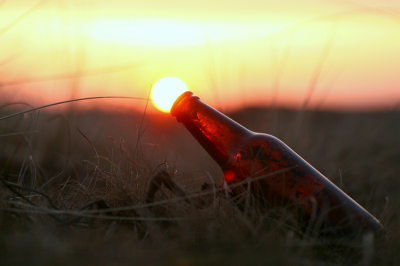 Ik vroeg mij wel eens af waar de zon 's nachts heen gaat maar ik heb het antwoord gevonden. Ze verdwijnt in een bierflesje welke verscholen ligt in de duinen van Ameland.