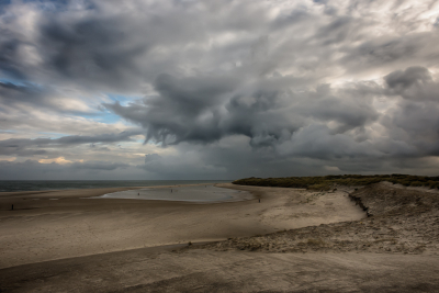 Een dag na de tweede zware najaarsstorm is de duinafslag duidelijk zichtbaar. Om deze day-after te benadrukken is de foto bewerkt totdat dit dramatische en toch ingetogen effect bereikt is.