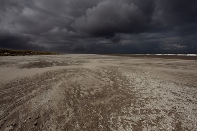 Een naderende bui, met wind en veel stuifzand. En toch nog droog gehouden. maar wel veel zand gehapt.