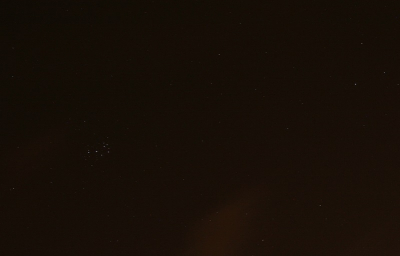 Een heldere nacht om iets origineels te doen. En wel in de vorm van sterren fotograferen, met een 18-55 mm lens.
Na een hoop gepruts met statieven sluitertijden en touwtjes was er eindelijk een redelijk resultaat