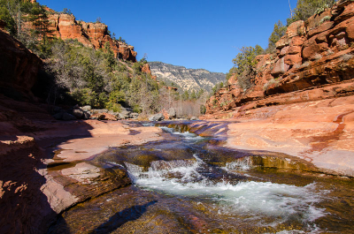 Deze rivier komt uit de bergen het was die morgen ijs koud maar prachtig helder weer