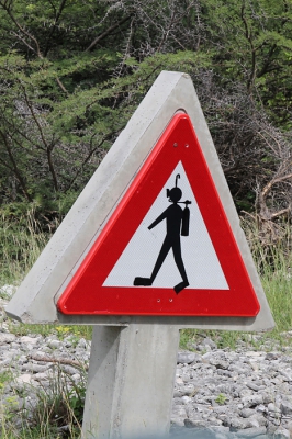 Dit verkeersbord kwamen we tegen op de weg langs de kust richting het Gotomeer. Grappig! De foto is vanuit de auto gemaakt.