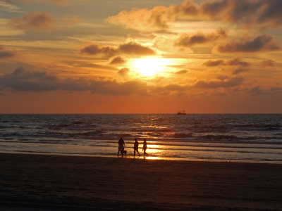 Een zeer mooie en sfeergevende zonsondergang in De Panne, een plaatsje in Belgie.