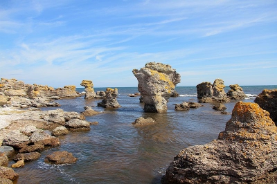 Halfweg tussen het Zweedse vasteland liggen de eilanden Gotland en Frsund.  Volgens de Zweden zijn dit de enige plekken ter wereld waar er zogenaamde Raukar voor de kust liggen.  Grillige rotsformaties die door de Baltische zee zijn gedurende eeuwen zijn gevormd.