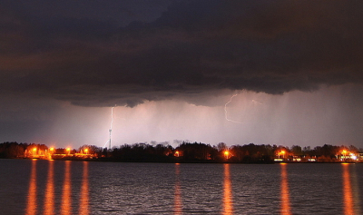 Maandag avond tijdens een onweersbui veel blikseminslagen zo ook op de foto waar een bliksem inslaat op een telefoonmast