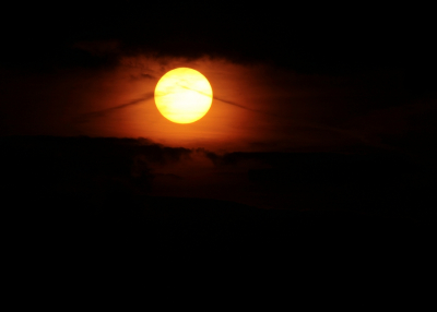 De zon, die bijna onderging...
vind de foto wel wat hebben, waarom weet ik niet....:)