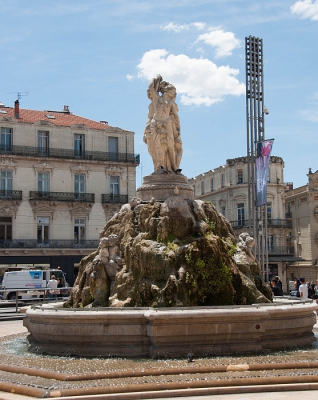 De fontein wordt m.i. mooier door de plantengroei erop.
Gelukkig denken de mensen van de "plantsoenendienst" in Montpellier daar kennelijk ook zo over.