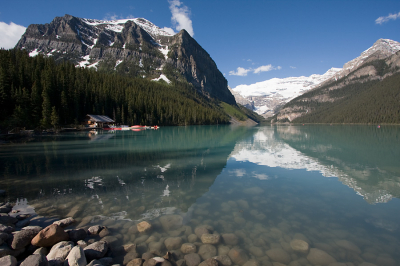 Lake Louise is een van een van de meest gefotografeerde locaties in de Rocky Mountains van Alberta. Het is er dan ook ongelofelijk druk. Om de menigte enigszins voor te zijn, zijn we 's ochtends redelijk vroeg op pad gegaan. De massa toeristen waren we voor. De zon stond nog vrij laag, dus lange schaduwen.