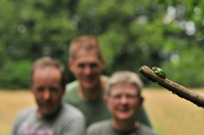 Toen we echt niets anders meer wisten en de kikkertjes ons ook bijna zat waren toen maar een groepsfoto gemaakt. Verdorie die autofocus stond nog op kikkers ingesteld..