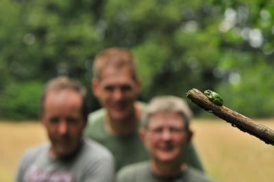 Toen we echt niets anders meer wisten en de kikkertjes ons ook bijna zat waren toen maar een groepsfoto gemaakt. Verdorie die autofocus stond nog op kikkers ingesteld..