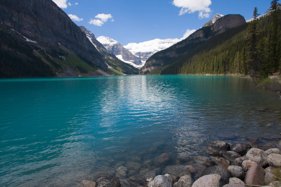 Nadat we bij Lake Louise gewandeld hadden naar Lake Agnes, zo'n kleine 4 km klimmen, en weer terug beneden waren zag ik het zonlicht mooi op de bomen schijnen. De stenen boden een mooie voorgrond. Ca. 80% crop.