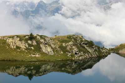 dit prachtige bergmeertje (Lac Noir) boven Alpe D'Huez leende zich erg voor een foto, met op de achtergrond nog meer hooggebergte. een prachtig wandelgebied, waar met name Fransen liepen.