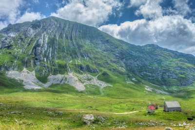 In de bergen van Durmitor zijn mooie bergen, hier is er een met een speciale rotsformatie. Ik denk dat het een plooiingsgebergte is, maar ik ben niet zeker.
Op het traditioneel Montenegrijns huis staat op: te koop; kaas, melk en zoete honing. De mensen zijn daar heel arm, en verkopen alles wat ze kunnen vinden of maken.