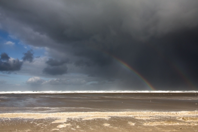 Na de eerste  storm van dit jaar naar het strand geweest.
Het was prachtig.
Daarna de spullen heftig schoonmaken om al het zout ,water en zand weer te verwijderen.