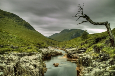 Ik ben drie weken al fietsend en kamperend door Schotland gegaan. En dag daarvan was ik bij Glen Etive. Ik wilde daar langer blijven maar ik had mijn tent te dicht op de Glen gezet, mijn tent stond gelukkig die ochtend nog net droog. Maar bij het verplaatsen knapte een tentstok. Gelukkig heb ik een daar toch nog een paar zeer mooie foto's kunnen maken.