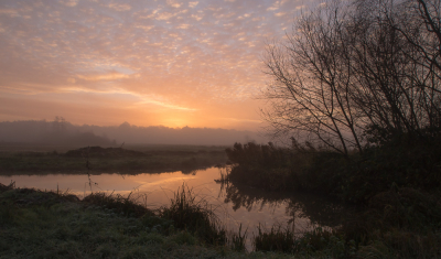 foto genomen op een mistige morgen bij opkomende zon