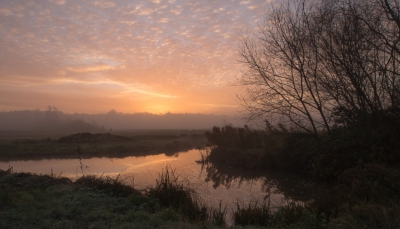 foto genomen op een mistige morgen bij opkomende zon