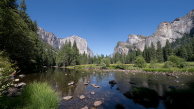 Tijdens een bezoek aan Yosemite NP USA met extreme groothoek (7 mm = 35 mm kleinbeeld) uit de hand geschoten foto van Yosemite Valley met de Merced River en Half Dome op de achtergrond.