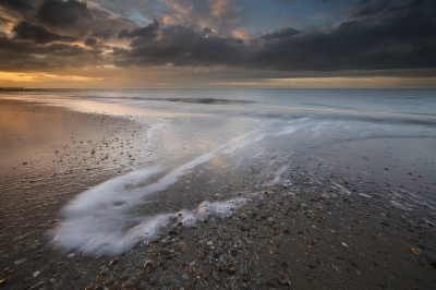 Het leuke van het fotograferen van landschappen op het strand is dat het altijd anders is. Geen dag is het zelfde door onder andere de waterstand en de wind. Zelfs een enkele golfbeweging kan voor een totaal andere foto zorgen.

Welke foto uiteindelijk het mooiste is na een avondje fotograferen op het strand is dan ook niet altijd even makkelijk kiezen.

http://fotografie-robbert.weebly.com/