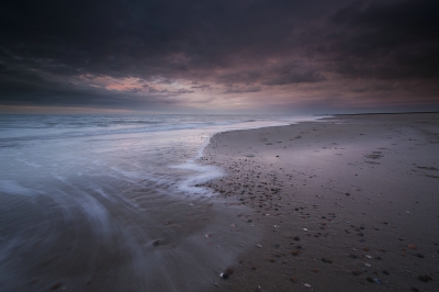 De laatste tijd ben ik weer wat meer bezig met het fotograferen van landschappen en dan met name aan het stand. Door gebruik te maken van iets langere sluitertijden probeer in de bewegingen in het water te betrekken in de (compositie van de) foto. Samen met de schelpen op de voorgrond heb ik diepte proberen te krijgen in de foto. Ben benieuwd wat jullie er van vinden.

http://fotografie-robbert.weebly.com/