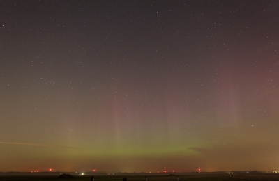 YES noorderlicht in Nederland, visueel zichtbaar. Ik werd getipt door Karin Broekhuijsen. De eerste uren was het heel matig maar rond middernacht werd de groene band zichtbaar met flakkerend licht erboven. Helaas heel veel strooilicht, al het oranje wordt veroorzaakt door strooilicht.