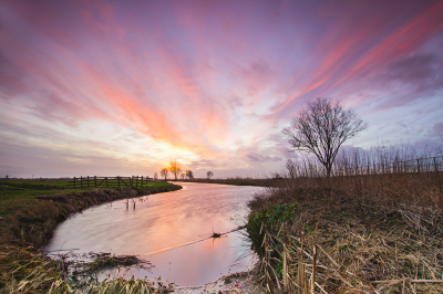 Een zuidwester storm trok over Nederland, de hele dag was het grauw. Maar rond zonsondergang trok de lucht open en vertoonde de hemel zijn kleurenpracht.