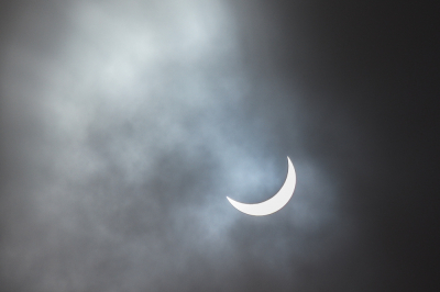 Tijdens de koffiepauze toch maar even buiten gaan kijken. En warempel, daar was even dit spectaculaire fenomeen te zien. Ergens waren de wolken nu een zegen want ik had geen speciale filters ofzo.