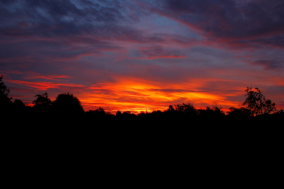 toen ik uit bed kwam zag ik de zon mooi opkomen. ik heb gelijk een foto gemaakt