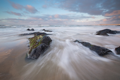 De afgelopen maanden heb ik mij vooral bezig gehouden met het fotograferen van zogenaamde 'seascapes' aan de Nederlandse kust. Door gebruik te maken van een wat langere sluitertijd heb ik geprobeerd de beweging van het water te betrekken in de compositie.

Wilt u op de hoogte blijven van recente foto's, like dan mijn Facebookpagina: https://www.facebook.com/pages/Robbert-de-Smet-Fotografie/1417266658496703?fref=ts