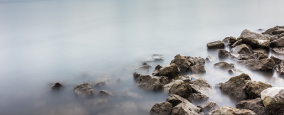 Gisteren overdag is aan de gang gegaan met een 10 stops ND filter.
Langs de rijn gaan zitten en via de wifi op mijn 6D het water en de stenen 30 seconden belicht waarvan dit het eindresultaat is geworden.