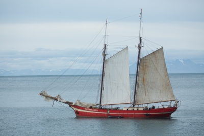 Hier dan het 'bootje' op de foto. Het is een zeilboot, maar over het algemeen varen we met de motor. Als het even mogelijk is, gaan de zeilen echter wel omhoog.