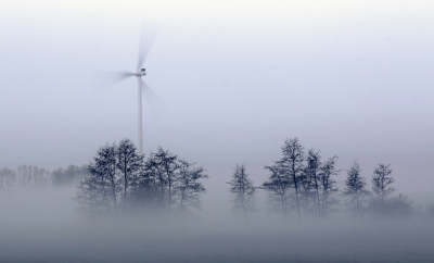 meestal vind ik een windmolen een storende factoor in het beeld van de polder, maar ze zijn natuurlijk niet meer weg te denken.
door gebruik te maken van de mist en een langere sluitertijd heb ik geprobeerd om er toch een sfeervol plaatje van te maken