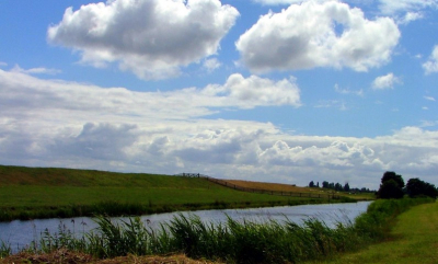 bewolking waar met regelmaat de zon op een felle manier door heen kwam.