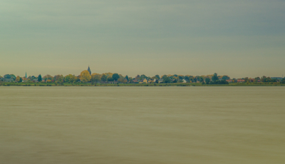 Het gehucht Laak in de buurt van Stevensweert, de foto is genomen van af de kant van de Oude Maas.
Gr. Huub