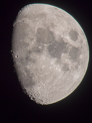 Het is ongemeen helder vanavond. De maan zelden zo goed kunnen fotograferen. De winter is veel beter qwat de atmosfeer betreft dan de rest van het jaar. Op statief door mijn Swarovski vogeltelescoop. Op de P-stand, want licht genoeg.