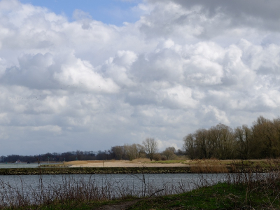 Vandaag slecht weer opgegeven tijd om er op uit te trekken. Harde wind met  soms felle zonneschijn tussen door .Heerlijk mijn hoofd door laten waaien en genoten van de felle contrasten die ik tegen kwam.