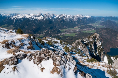 Gisteren heb ik mijn eerste voorjaarsbergtoer gemaakt. Qua fotostijl is dit nieuw voor mij hier op Nederpix. Ik heb geprobeerd zo vroeg mogelijk boven te zijn, maar door wat moeilijkheden in het gezekerde deel boven het Sulinghuis heeft het iets langer geduurd dan gepland...

Opnamehoogte: 1925 meter, 1100 meter boven het Lechtal. De top van Suling heb ik niet gehaald door ijsresten in de noordhelling, maar het uitzicht hier was ook fenomenaal!

Als dit bij Nederpix in de smaak valt zal ik meer van mijn toeren in de Alpen documenteren. Enkel wanneer de foto's goed genoeg zijn natuurlijk!