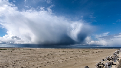 Vanmorgen had ik een workshop op het strand en de pier van IJmuiden. Er waren voldoende vogels maar de werkelijk prachtige buien die voorbij trokken hadden de aandacht van de groep. Het was ook prachtig (en koud)