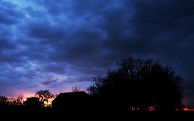 een paar dagen geleden was de lucht prachtig, nog een randje oranje aan de horizon en verder een paar mooie wolken.