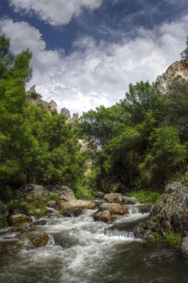 Voor de eerste keer sinds ik in Extremadura woon (en dat is nu 7 jaar) heb ik nog nooit zoveel water in de maand mei in de Rio Almonte gezien. Met blote voeten in de rivier gestaan en gewacht totdat de wolken wilden meewerken aan deze compositie.