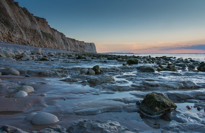 Avondschemering aan de Opaalkust in de buurt van Plage du Cap Blanc-Nez. Het was een prachtige zonsondergang met fijne sfeer. Met statief, grijsverloopfilter, afstandsbediening.