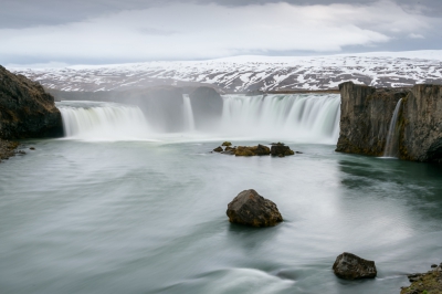 Het is al een poos geleden dat ik hier een foto heb geplaatst. De laatste tijd houd ik me vooral bezig met vogels (wie had dat gedacht).
Op IJsland ontkom je echter niet aan het fotograferen van landschappen.
Bij deze waterval heb ik voor het eerst gexperimenteert met lange sluitertijden.
Ik ben benieuwd wat jullie ervan vinden.