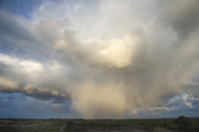 Het weer was bar en boos, tijdens m'n weekje Ameland dit jaar, maar dat geeft ook weer andere mogelijkheden. Hier teistert een stevige hagelbui de buurtschap Kooiplaats op Ameland.