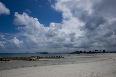 Dit is Bretagne in juni dit jaar , de baai van St Pol de Leon tijdens een wandeling  op het strand  richting Roskov.

Het weer was niet erg zonnig maar wel waren er dramatische luchten te zien.