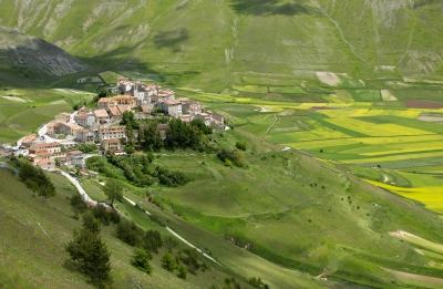 Op een heuveltje boven de pian grande ligt het karakteristieke dorpje Castellucio. Thuisbasis van de linzentelers.