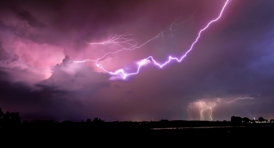 Een aantal onweersbuien trokken gisteravond vanuit de Veluwe richting Zwolle. Vanaf de IJsseldijk heb ik ongeveer een kwartier lang gefotografeerd. Deze opname is een stack van 8 opnamen.